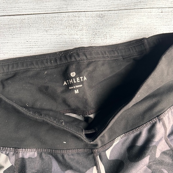 Athleta Camo Relay Capri 2.0 leggings style 347929 size M - Picture 2 of 5